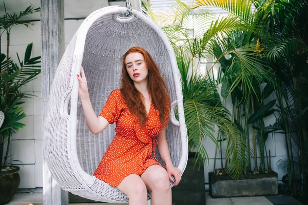 Serena Tranquila Mujer Pelo Rojo Rojo Polka Punto Vestido Sentado — Foto de Stock