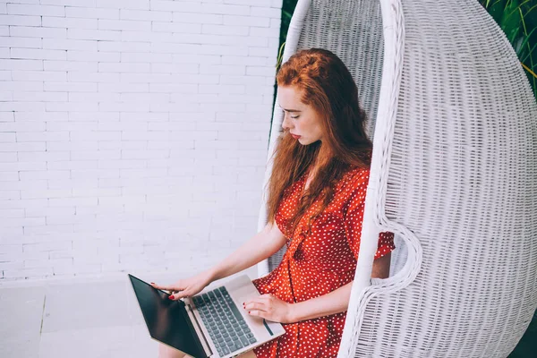 Vue Latérale Jeune Femme Concentrée Robe Pois Rouges Avec Longs — Photo