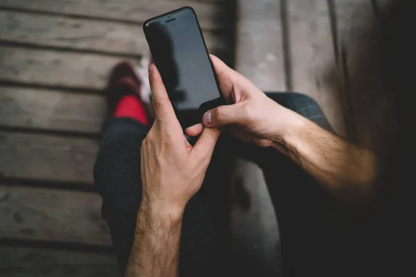 Från Ovan Gröda Oigenkännlig Man Surfa Mobiltelefon Med Svart Skärm — Stockfoto