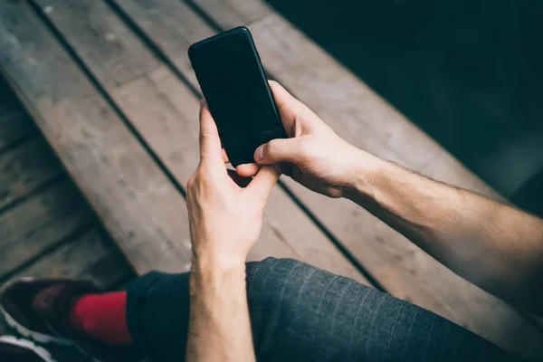 Crop Felülről Arctalan Férfi Üzenetküldés Mobiltelefon Fekete Üres Képernyőn Miközben — Stock Fotó