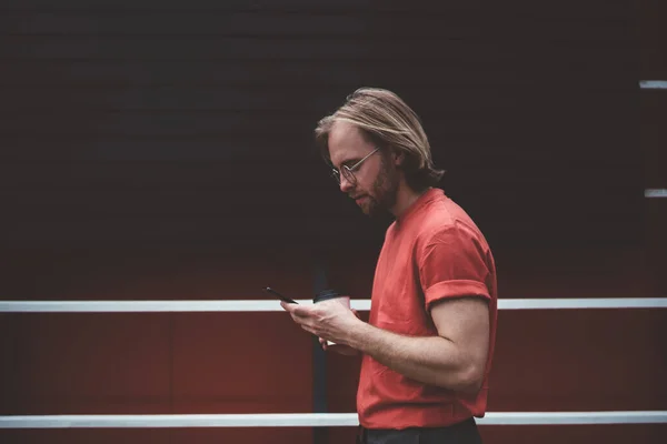 Sisi Tampilan Pria Hipster Tampan Dengan Jenggot Dan Rambut Panjang — Stok Foto