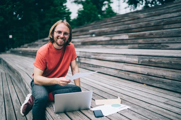 Feliz Homem Com Óculos Sorrindo Para Câmera Segurando Papel Mão — Fotografia de Stock