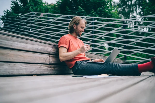 Niedriger Winkel Von Fröhlichen Jungen Hipster Mann Lachen Während Videotelefonie — Stockfoto