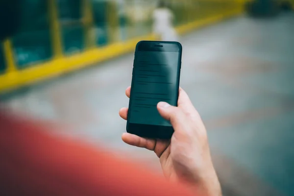 Arctalan Férfi Sms Ezik Mobiltelefonnal Kezében Nézi Képernyőn Álló Alagút — Stock Fotó