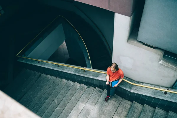 Desde Arriba Los Hombres Jóvenes Camiseta Roja Viendo Teléfono Móvil — Foto de Stock