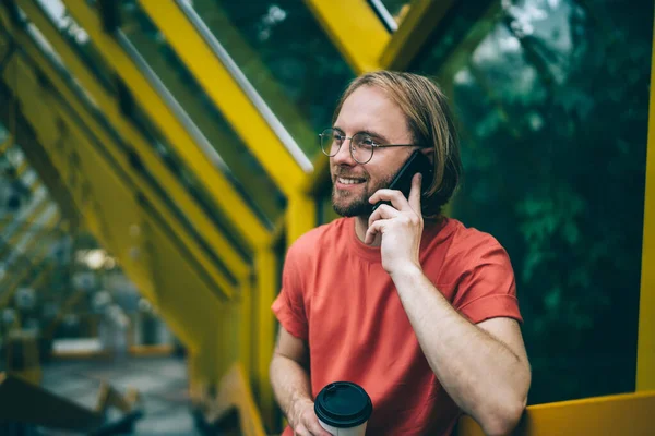 Unge Hipstermann Briller Rød Skjorte Som Snakker Telefonen Holder Kaffekopp – stockfoto