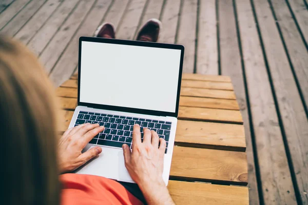 Masculino Camiseta Vermelha Trabalhando Com Laptop Com Tela Vazia Deitando — Fotografia de Stock