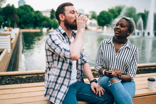 Pareja Multicultural Sentada Banquillo Del Parque Con Tazas Para Llevar — Foto de Stock