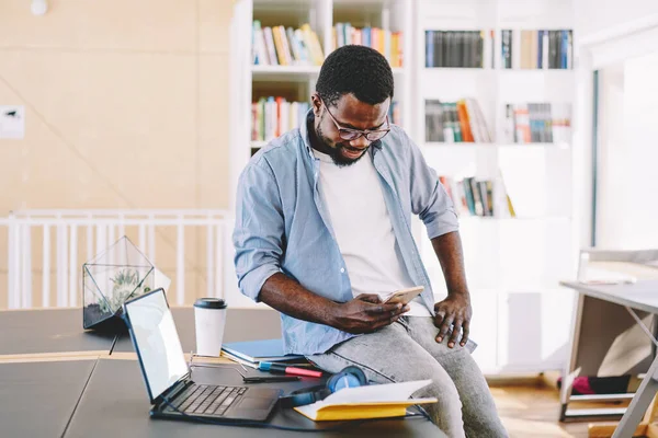 Activo Hombre Afroamericano Gafas Trabajando Cómodamente Mesa Con Portátil Documentos — Foto de Stock