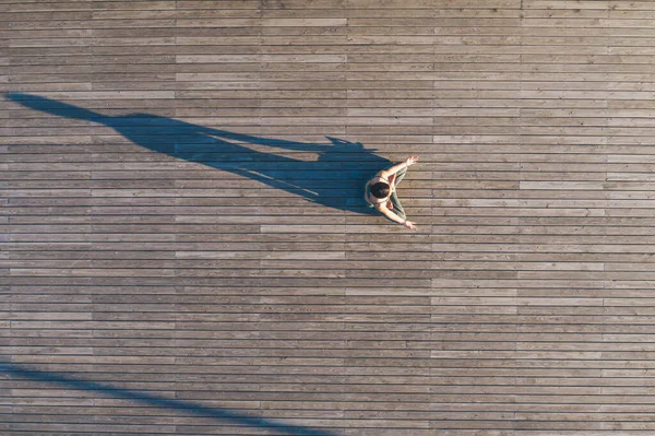 Arriba Mujer Jersey Deportivo Sentado Posición Loto Mientras Practica Yoga — Foto de Stock