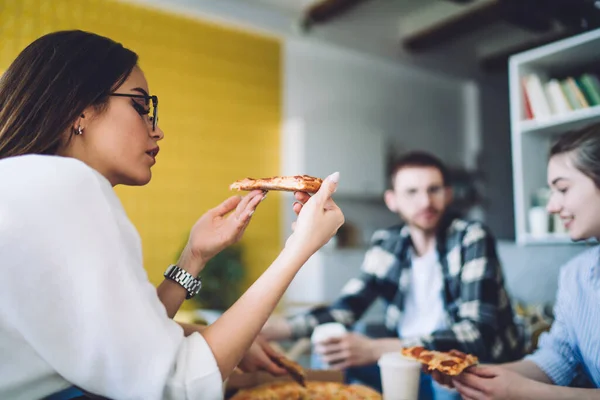 Jóvenes Comen Pizzas Sabrosas Mientras Sientan Mesa Cerca Amigos Durante — Foto de Stock
