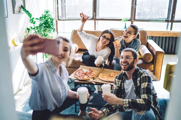 Grupo Jóvenes Alegres Con Pizzas Sabrosas Bebidas Para Llevar Sonriendo — Foto de Stock