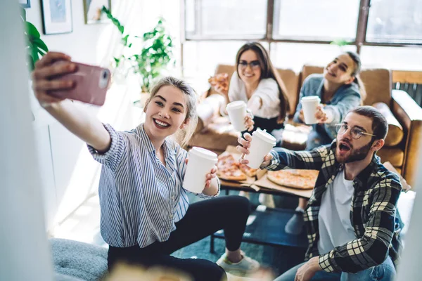 Smiling Joven Mujer Con Bebida Para Utilizando Smartphone Para Tomar —  Fotos de Stock