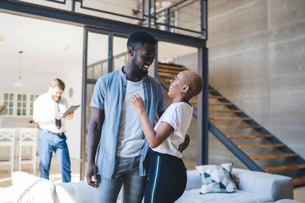 Fröhliches Afroamerikanisches Paar Das Sich Umarmt Und Anschaut Während Wohnzimmer — Stockfoto