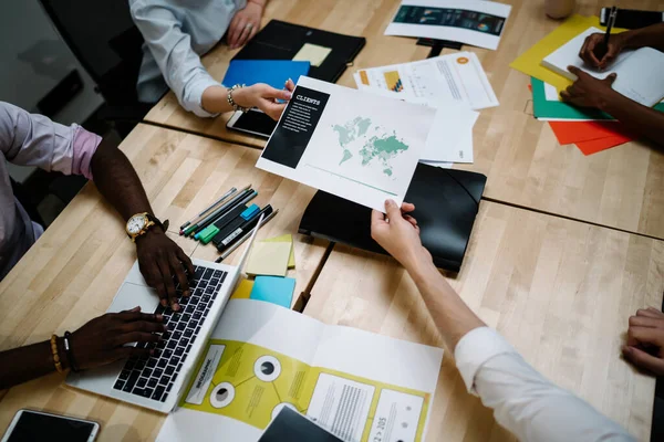 Ritaglio Dall Alto Diversi Colleghi Che Condividono Con Diagramma Carta — Foto Stock