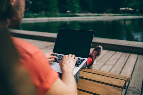 Freelancer Masculino Anônimo Roupas Casuais Navegando Laptop Moderno Para Trabalho — Fotografia de Stock