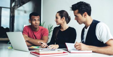 Masaüstünde oturup proje istatistiklerini analiz eden çeşitli erkek ve kadın serbest çalışan konferans odasında birlikte çalışıyor, genç milenyum bireyleri birlikte öğreniyorlar.