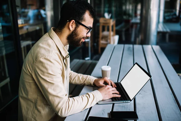 Sidovy Glad Etnisk Man Glasögon Och Casual Kläder Med Hämtmat — Stockfoto