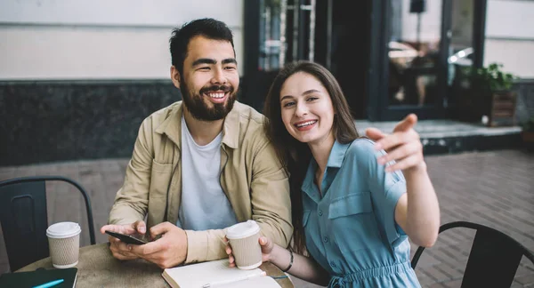 Délicieuse Jeune Femme Avec Boisson Pour Aller Rire Pointer Doigt — Photo