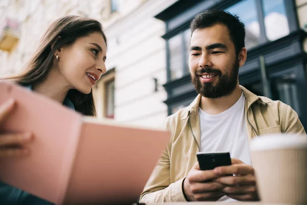 Ángulo Bajo Las Jóvenes Que Manifiestan Cuaderno Con Datos Para —  Fotos de Stock