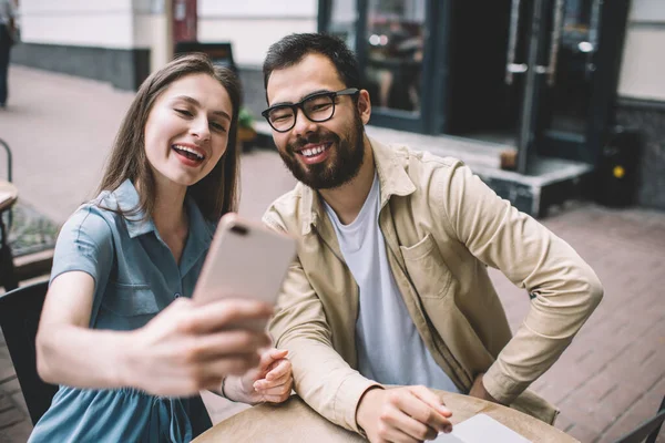 Dışarıdaki Kafede Cep Telefonuyla Selfie Çekerken Günlük Giysiler Içinde Gülümseyen — Stok fotoğraf