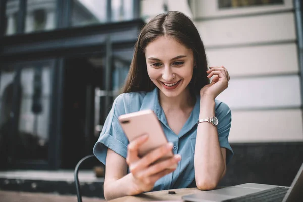 Mujer Pelo Negro Con Elegante Vestido Azul Ocasional Sonriente Mientras — Foto de Stock