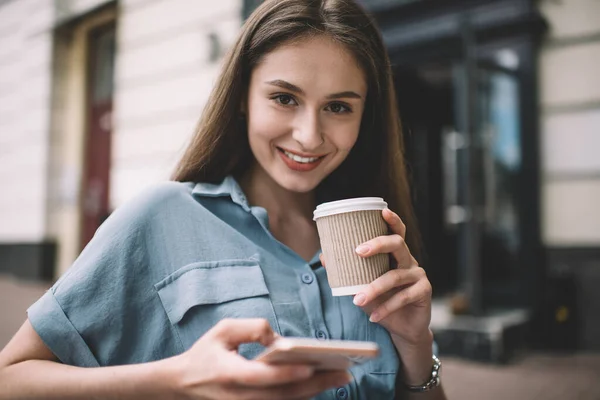 Fröhliche Schwarzhaarige Teenagerin Stylischem Blauem Hemd Die Coffee Trinkt Und — Stockfoto