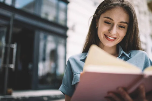 Joven Morenita Casual Coqueteando Nuevo Libro Rosa Sonriendo Satisfecho Con — Foto de Stock