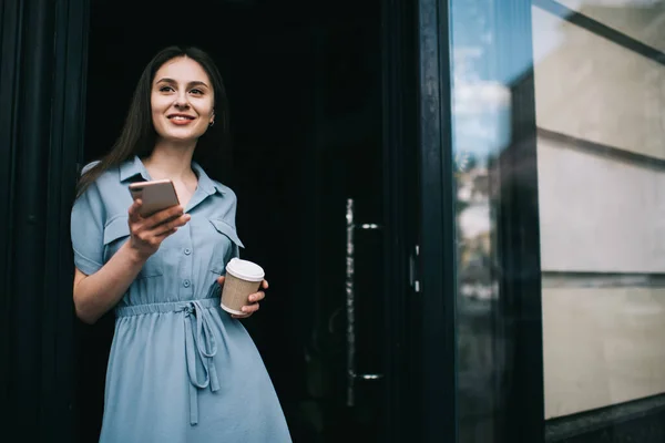 Sıradan Mavi Elbiseli Mutlu Bir Bayan Akıllı Telefonunda Uygulama Kullanıyor — Stok fotoğraf
