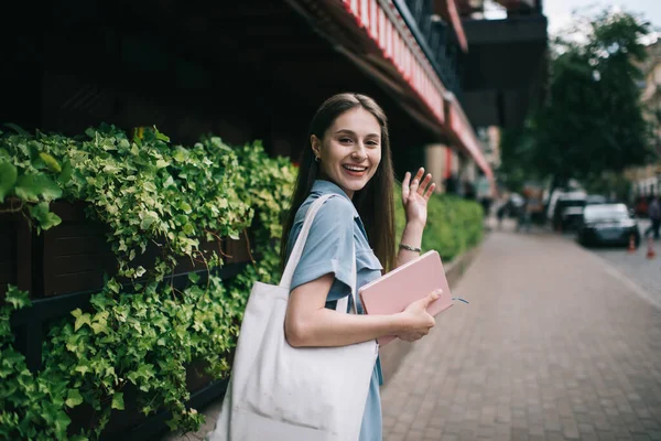 Vista Lateral Una Jovencita Alegre Vestida Noche Con Una Bolsa —  Fotos de Stock