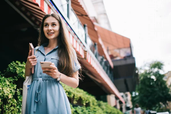 Elinde Defteriyle Gülümseyen Modern Bir Kadından Cep Telefonu Mesajları Kontrol — Stok fotoğraf