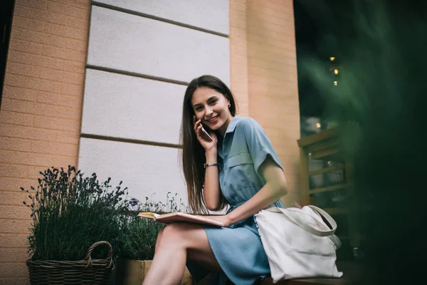 Bankın Önünde Oturmuş Akıllı Telefondan Konuşurken Kameraya Bakıp Gülümseyen Açık — Stok fotoğraf