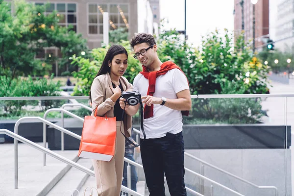 Una Pareja Seria Dulce Con Bolsas Compra Apuntando Cámara Fotográfica —  Fotos de Stock