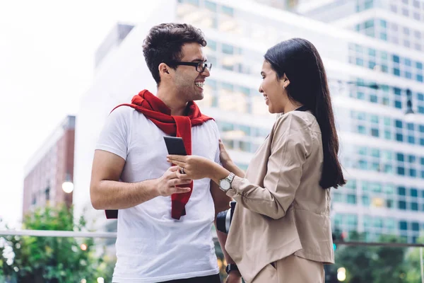 Side View Cheerful Stylish Couple Bonding Laughing Photo Hands Looking — Stock Photo, Image