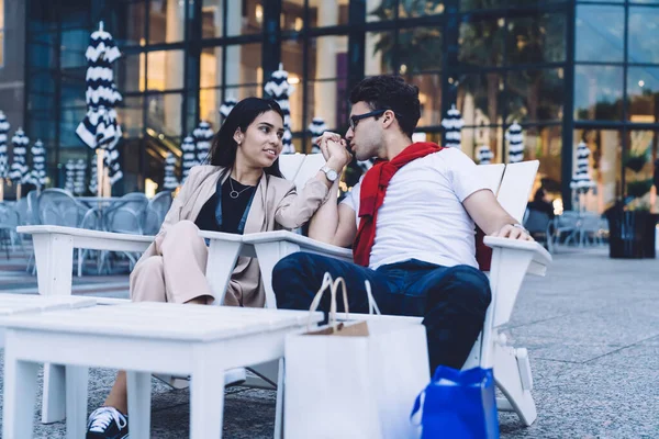 Casal Multiétnico Segurando Mãos Com Amor Conversando Sentado Cadeiras Café — Fotografia de Stock