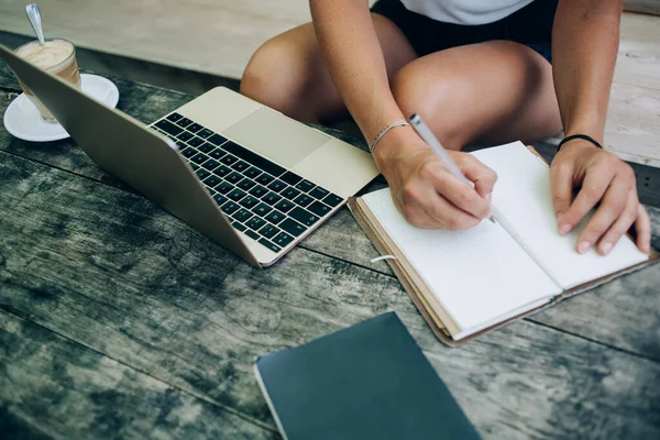 Couper Les Mains Une Femme Anonyme Prenant Des Notes Dans — Photo