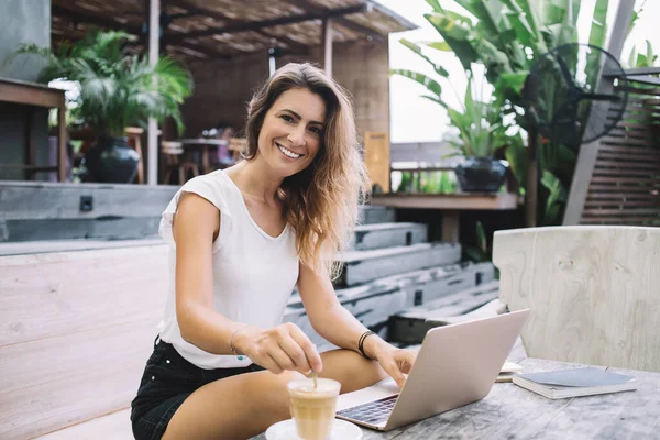 Hermosa Mujer Feliz Ropa Casual Trabajando Ordenador Portátil Mirando Cámara —  Fotos de Stock