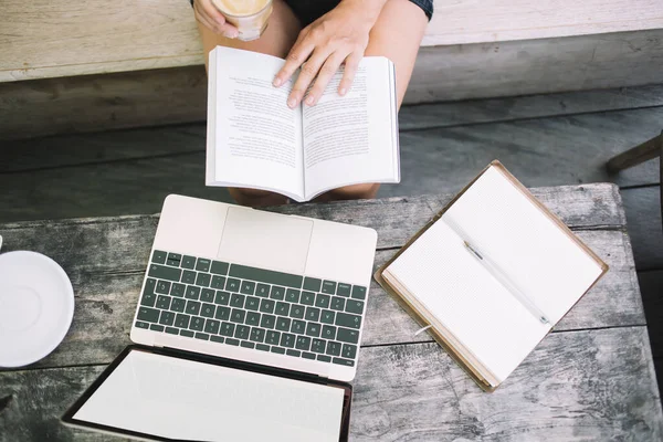 Bovenaanzicht Van Anonieme Vrouw Die Boek Leest Koffie Drinkt Houten — Stockfoto