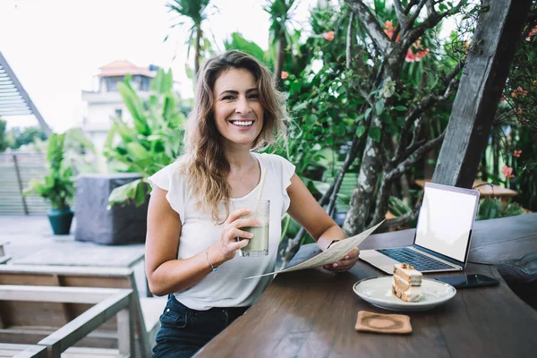 Mujer Alegre Con Vaso Batido Menú Sentado Escritorio Con Ordenador —  Fotos de Stock