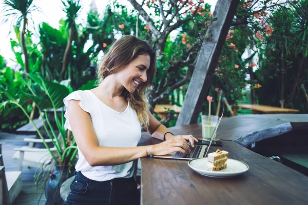 Side View Delighted Woman Wearing White Shirt Typing Laptop Lunch — Stock Photo, Image