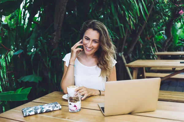 Toothy Ler Ung Affärskvinna Bär Vit Skjorta Talar Mobiltelefon Medan — Stockfoto