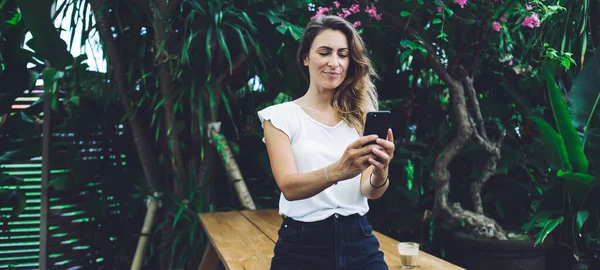 Beautiful Woman Wearing White Shirt Black Shorts Texting Cellphone While — Stock Photo, Image
