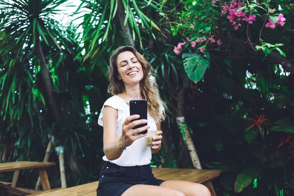 Mulher Repouso Atraente Sentada Mesa Com Copo Bebida Fundo Plantas — Fotografia de Stock