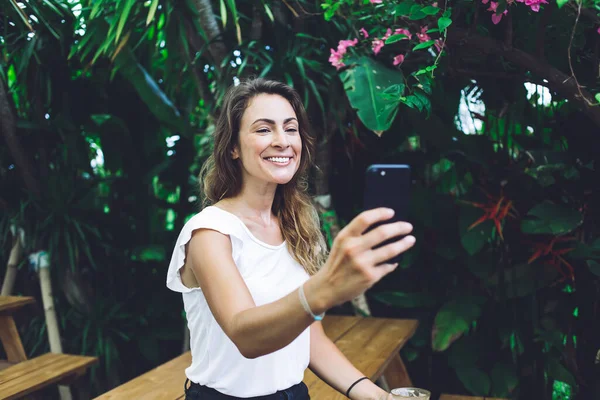 Bela Fêmea Descansando Feliz Top Branco Tirando Selfie Smartphone Fundo — Fotografia de Stock