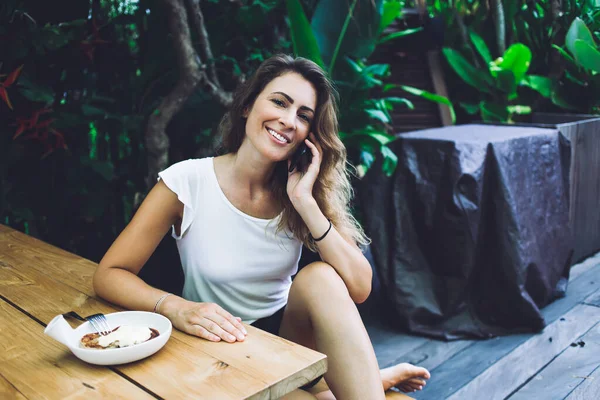 Glada Lekfulla Kvinna Vit Skjorta Kommunicera Smartphone Medan Sitter Med — Stockfoto
