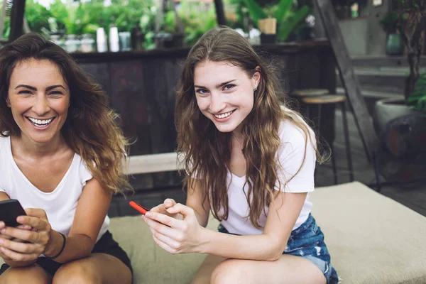 Feliz Jovem Mulher Roupa Casual Sorrindo Usando Smartphone Moderno Enquanto — Fotografia de Stock