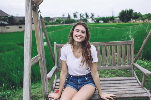 Happy Young Woman Cheerfully Smiling Looking Camera While Sitting Bench — Stock Photo, Image