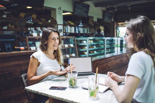 Concentrated Adult Tutor Wearing Simple White Shirt Gesturing While Explaining — Stock Photo, Image