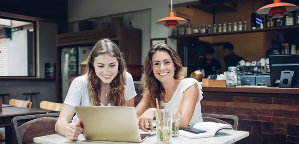 Souriant Moderne Adulte Copines Tenue Décontractée Assis Table Boire Des — Photo