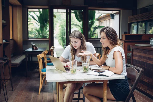 여름의 숙녀분들은 바에서 노트북을 둘러보는 메모지와 탁자에 있습니다 — 스톡 사진